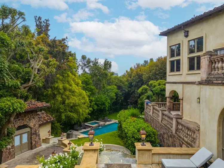 Carolwood Estate image 4