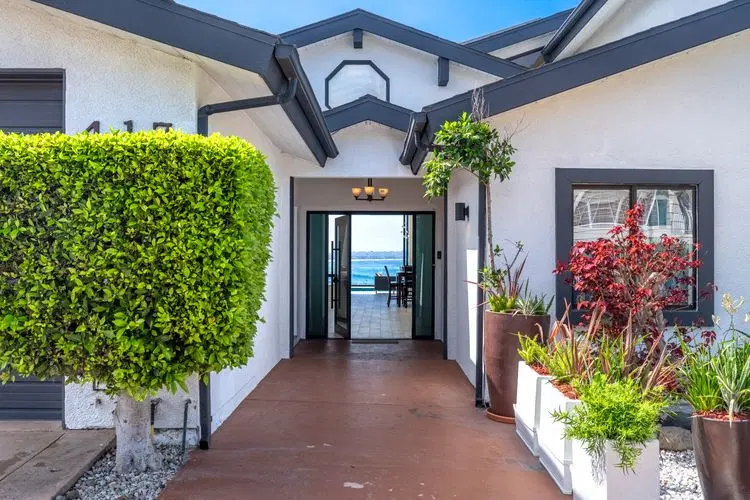 Ocean Front Escape image 5