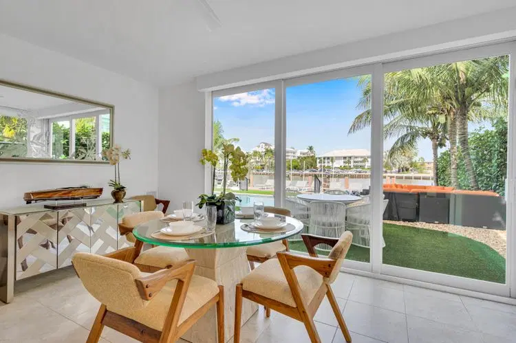 Suite by Beach | Waterfront | Lago Key Two image 3