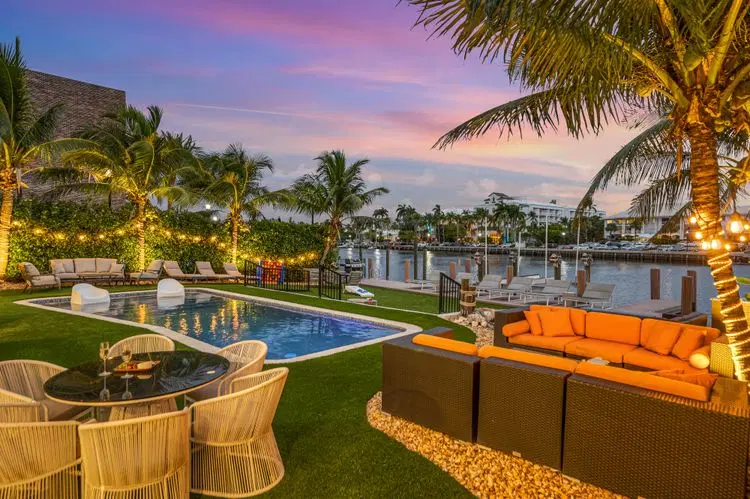 Suite by Beach | Waterfront | Lago Key Two image 5