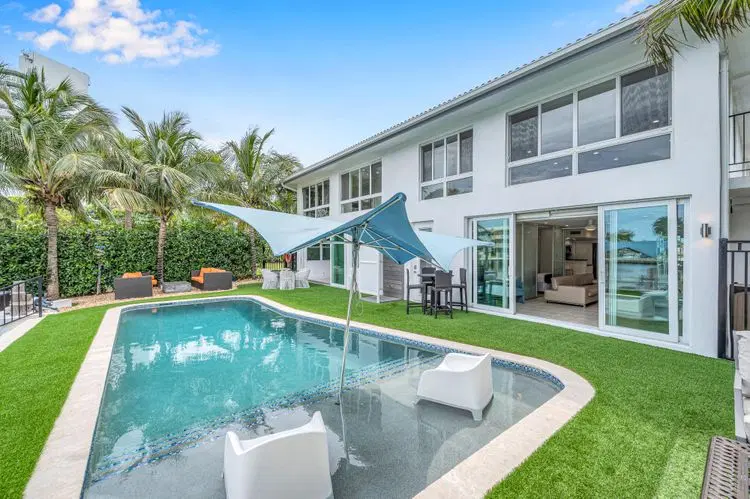 Suite by Beach | Waterfront | Lago Key Three image 2