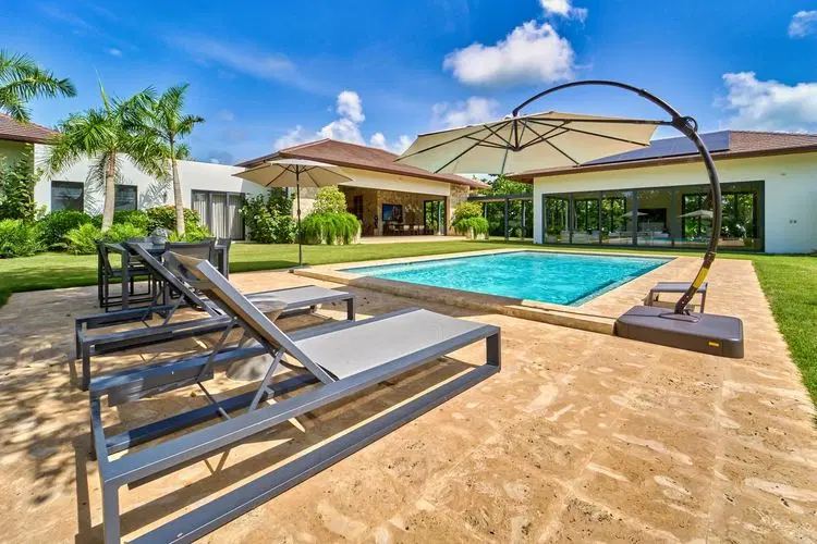 Villa Portón - Modern Retreat Near Golf & Marina