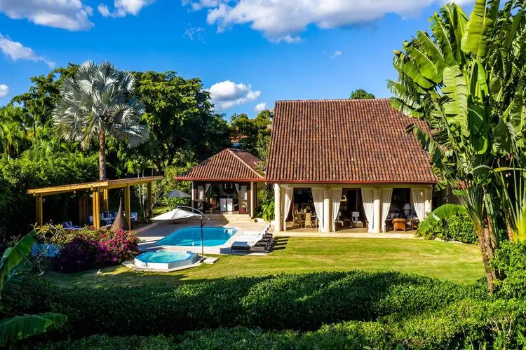 Villa Isabel - Spacious 6-Bedroom Retreat