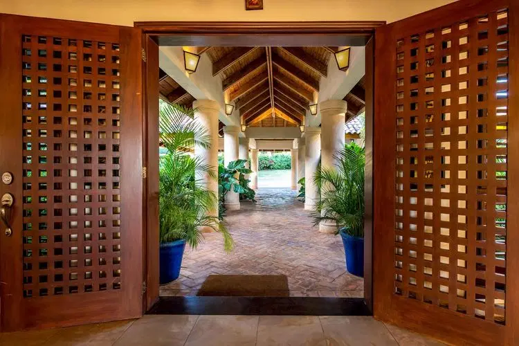Villa Isabel - Spacious 6-Bedroom Retreat image 2