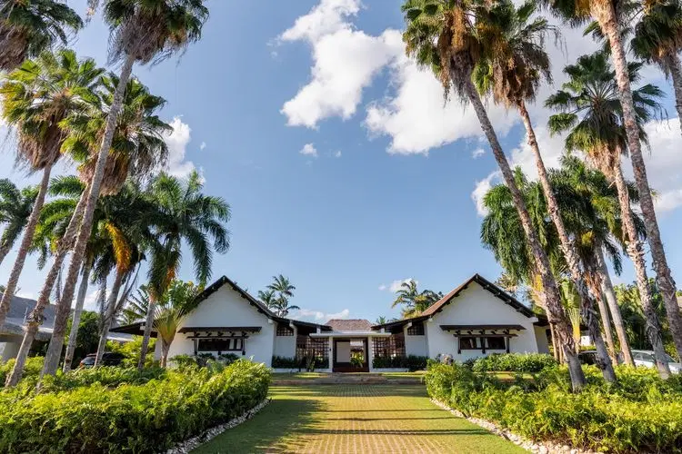 Tropical Modern - Elegant Villa Near Minitas Beach image 2