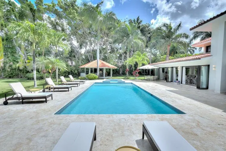 Casa Blue - Elegant Villa Near Minitas Beach