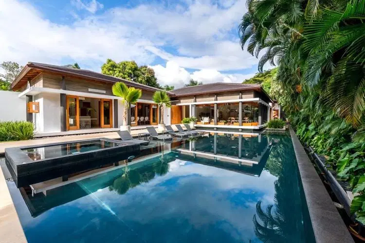 Villa Sky - Tranquil Elegance by the Beach image 1