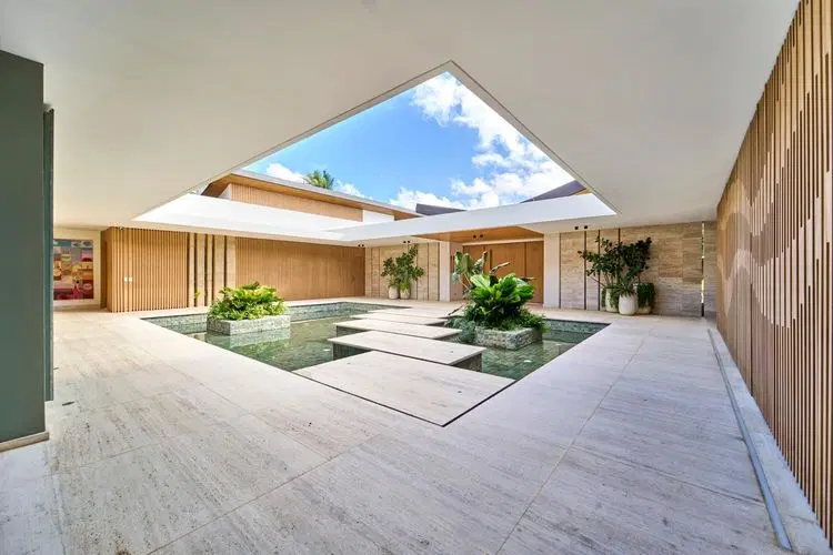 Palm West - Avant-Garde Golfside Retreat image 3