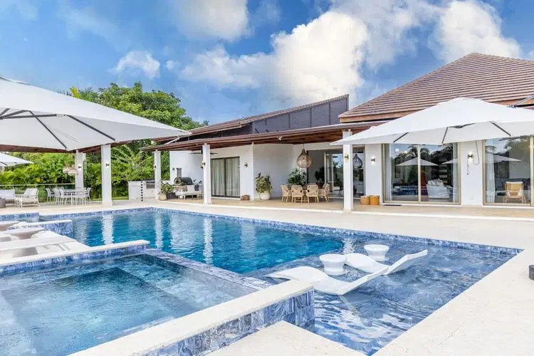 Casa Lu - Elegant Tropical Retreat