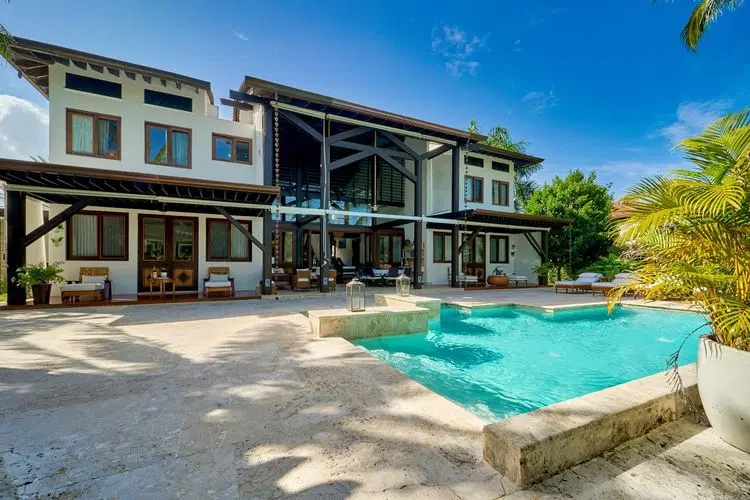 Casa Adri - Elegant Retreat Near Racquet Center