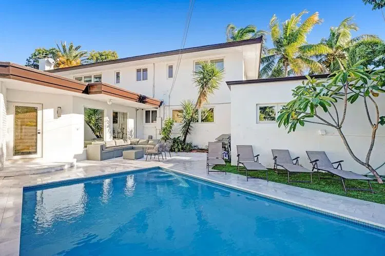 Waterfront Hollywood Gem image 3