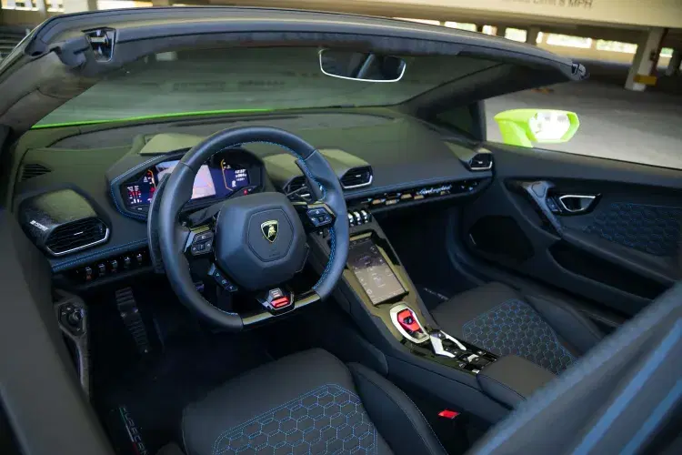 Lamborghini Huracan Evo image 2
