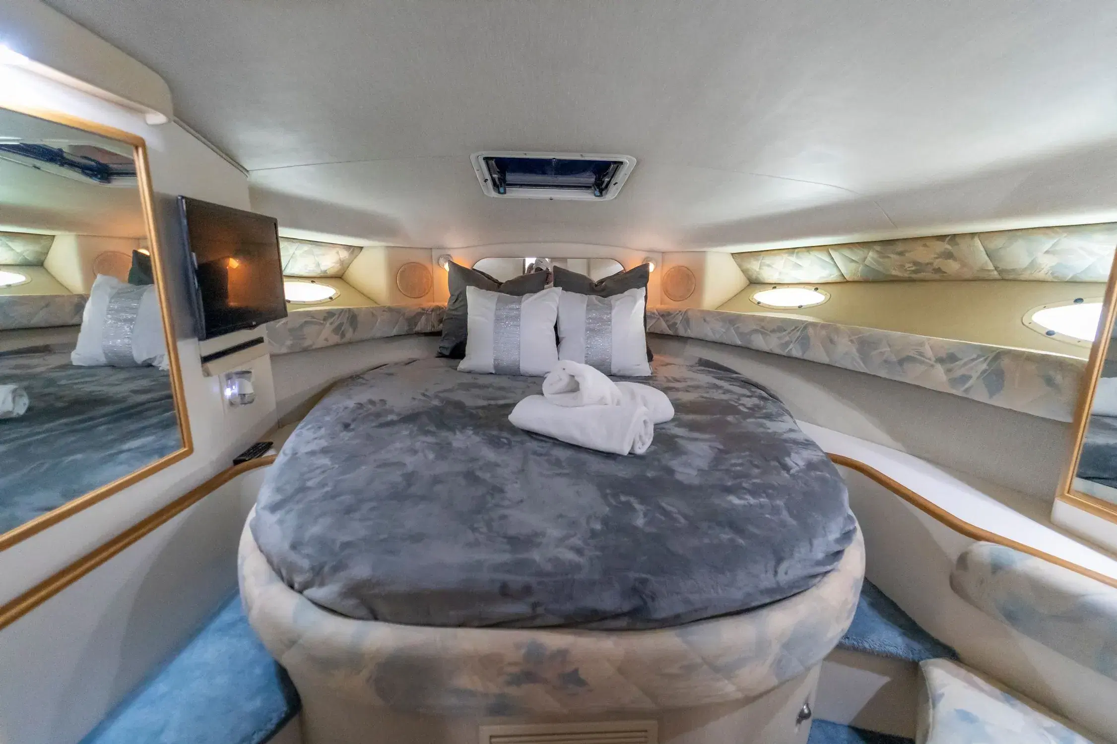 Sea Ray 40' Sundancer image 5