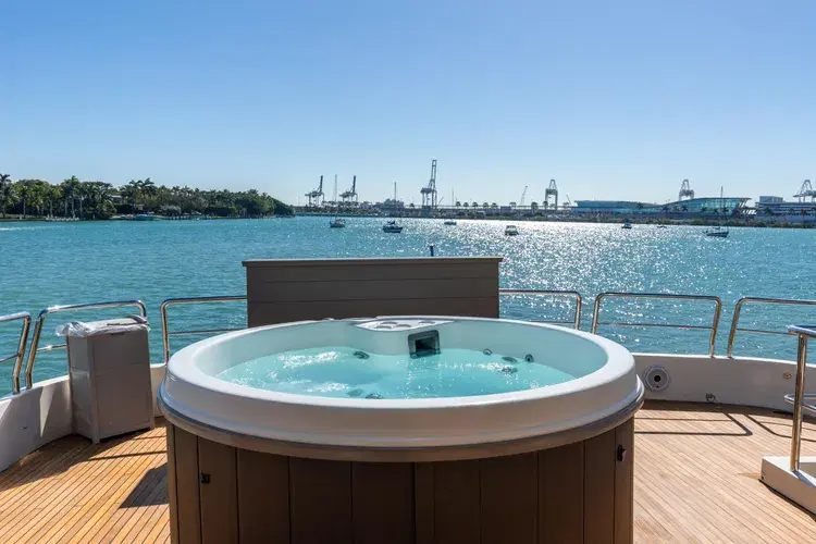 100’ Azimut Daniela image 2