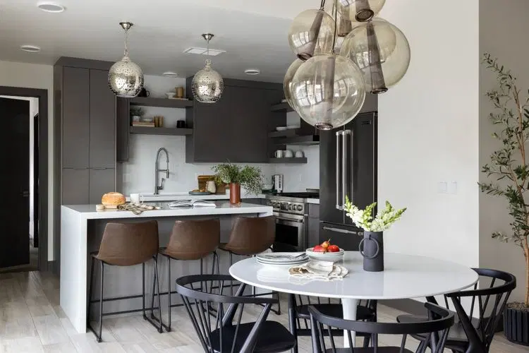 Penthouse on Glenwood 401 image 3