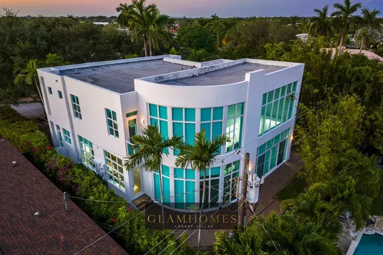 New construction 2 story Villa/jacuzzi/pool luxury