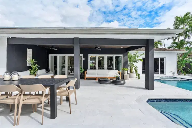 Luxurious tropical retreat with Pool and Jacuzzi