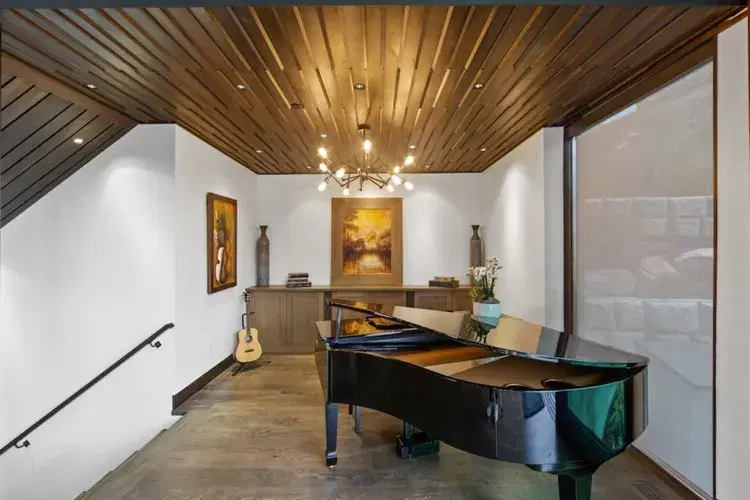 High-End Haven - Toll Canyon View image 3