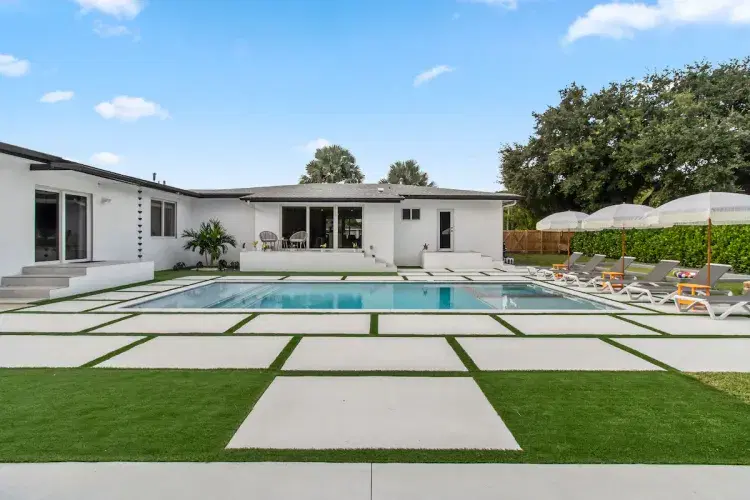 Luxe Miami Bliss: Pool, Spa & Pickell Awaits!