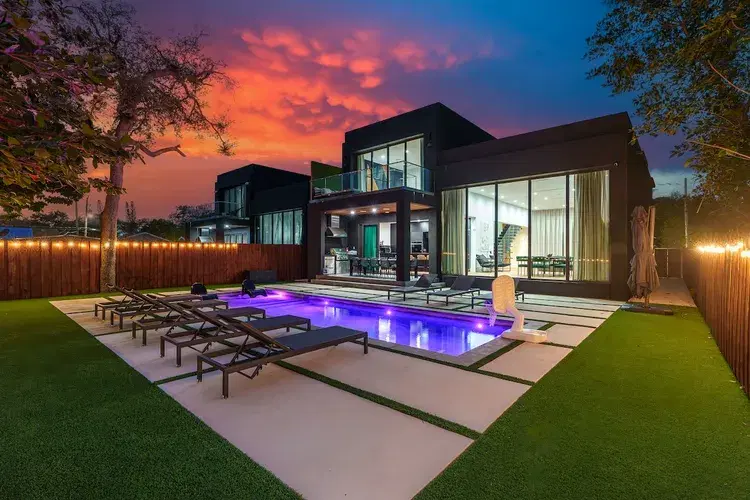 Eden Luxury in Miami Design District, Pool & Grill