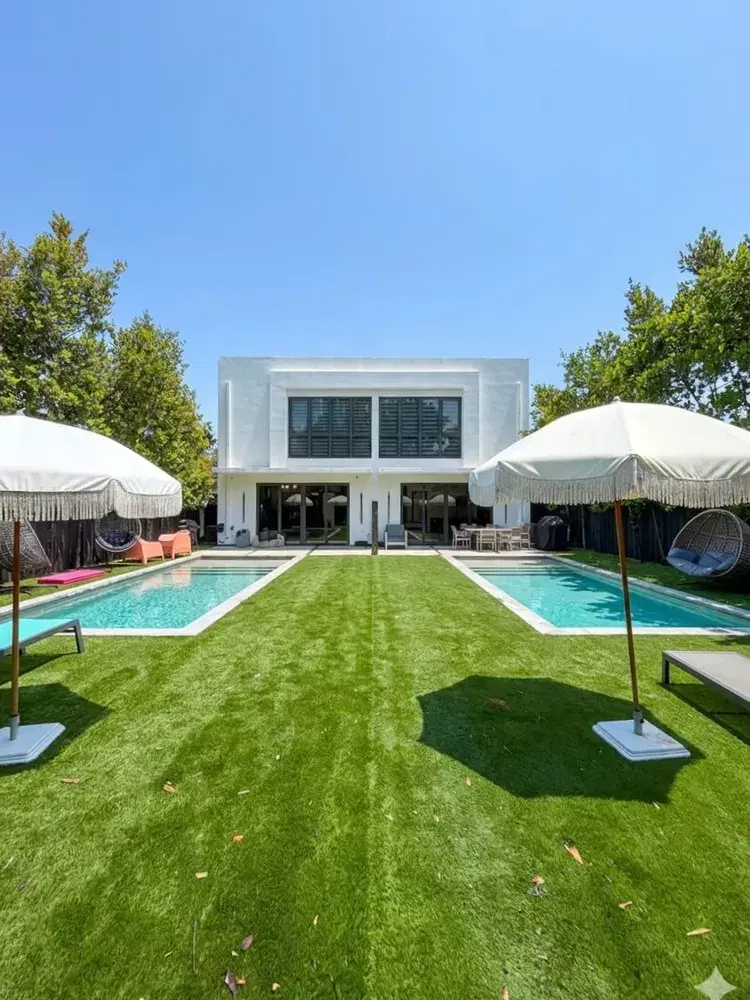 Wynwood Retreat with Two Pools, BBQ, Sleeps 16